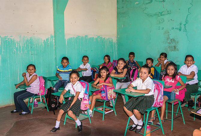 Enlargeable photo of classroom full of young girls